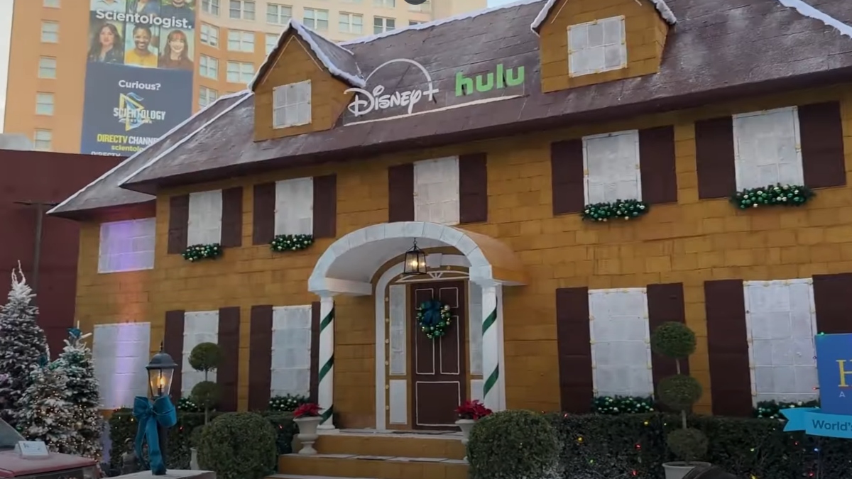 Γιγάντιο σπίτι της ταινίας «Home Alone» από τζίντζερμπρεντ στο Λος Άντζελες κατέρριψε ρεκόρ Γκίνες