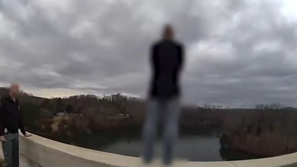 ΗΠΑ: Αστυνομικός σώζει γυναίκα πριν πηδήξει από γέφυρα στο Τενεσί – Δείτε το συγκλονιστικό βίντεο