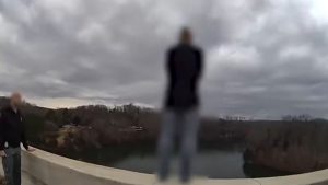 ΗΠΑ: Αστυνομικός σώζει γυναίκα πριν πηδήξει από γέφυρα στο Τενεσί – Δείτε το συγκλονιστικό βίντεο