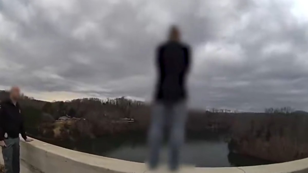 ΗΠΑ: Αστυνομικός σώζει γυναίκα πριν πηδήξει από γέφυρα στο Τενεσί – Δείτε το συγκλονιστικό βίντεο