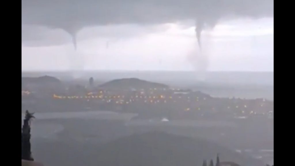 Ισπανία: Τρεις υδροστρόβιλοι “σάρωσαν” την ακτή Μαζαρόν – Δείτε το εντυπωσιακό βίντεο