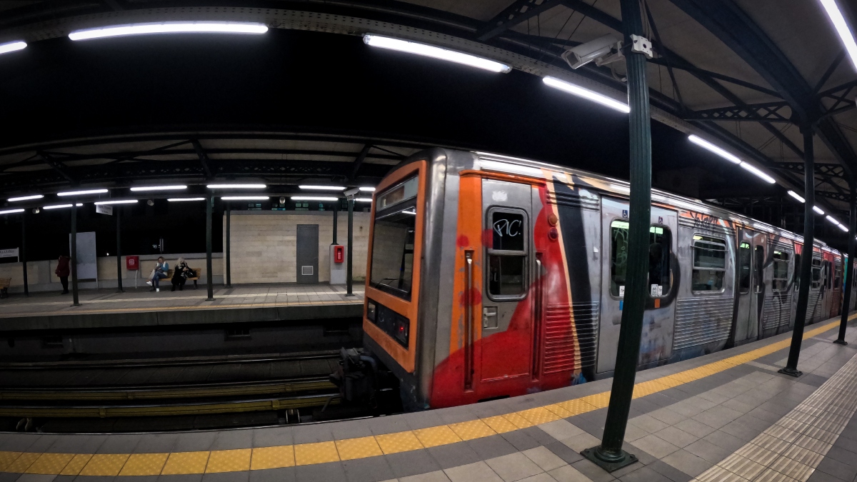 Κάτω Πατήσια: Πτώση ατόμου στις γραμμές του Ηλεκτρικού – Διακόπηκαν τα δρομολόγια (Βίντεο)