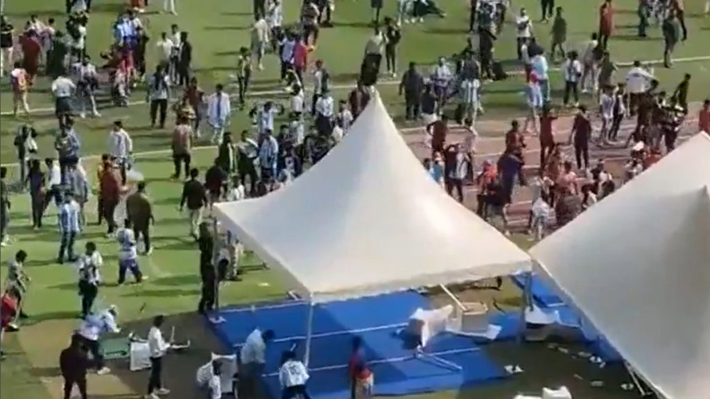 Ινδία: Θεατές βανδάλισαν το γήπεδο μετά την 10λεπτη παρουσία του Λιονέλ Μέσι σε αυτό (Βίντεο)