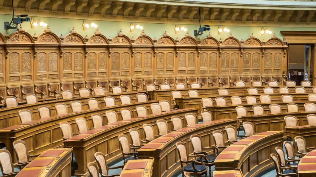 Ματωμένες εφορευτικές επιτροπές στην Ινδία – Δεκάδες νεκροί από τα εξοντωτικά ωράρια