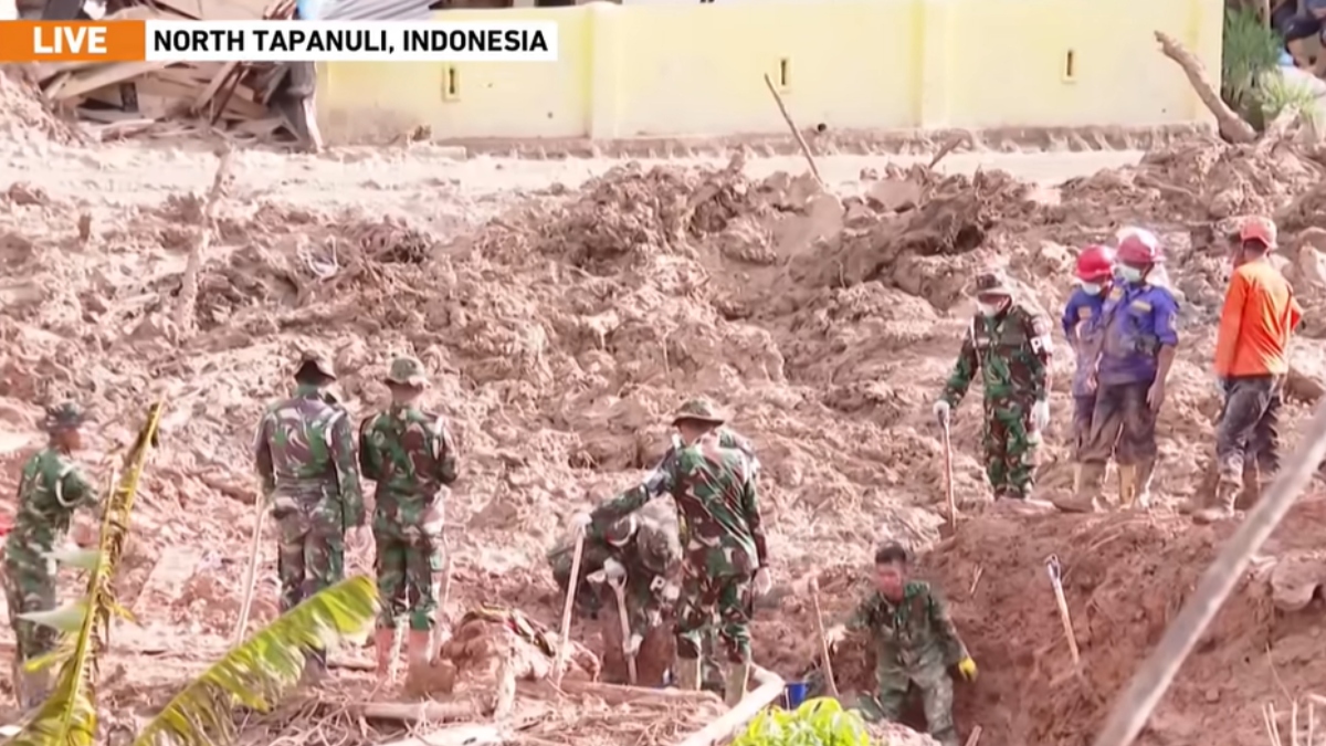 Ινδονησία: Στους 1.160 οι νεκροί, εκατοντάδες οι αγνοούμενοι από τις πλημμύρες στη Νοτιοανατολική Ασία