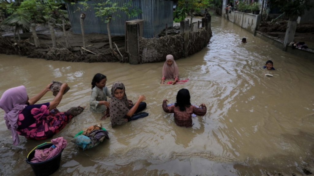 Ινδονησία: Πάνω από 900 οι νεκροί από τις φονικές πλημμύρες
