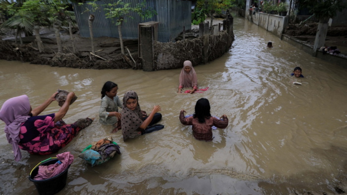Ινδονησία: Πάνω από 900 οι νεκροί από τις φονικές πλημμύρες