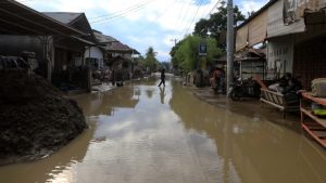 Ινδονησία: 631 νεκροί και 1 εκατ. εκτοπισμένοι από τις πλημμύρες – Επείγουσα η διανομή τροφίμων και νερού (βίντεο)