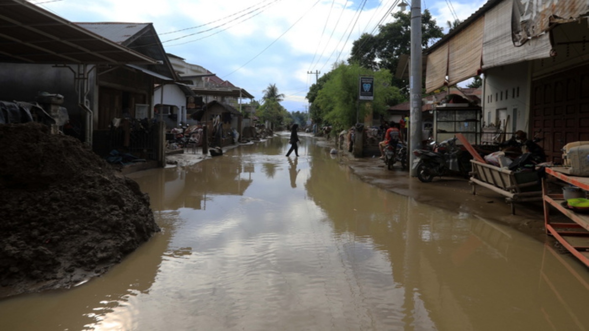 Ινδονησία: 631 νεκροί και 1 εκατ. εκτοπισμένοι από τις πλημμύρες – Επείγουσα η διανομή τροφίμων και νερού (βίντεο)