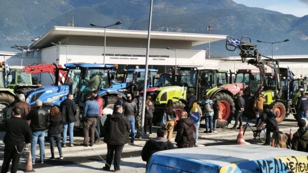 Μπλόκο στον κόμβο του αεροδρομίου των Ιωαννίνων – Προχωρούν ακάθεκτοι οι αγρότες (βίντεο)