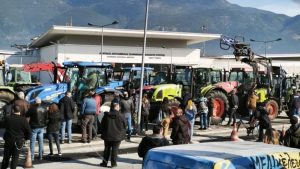 Μπλόκο στον κόμβο του αεροδρομίου των Ιωαννίνων – Προχωρούν ακάθεκτοι οι αγρότες (βίντεο)