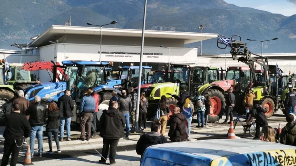 Μπλόκο στον κόμβο του αεροδρομίου των Ιωαννίνων – Προχωρούν ακάθεκτοι οι αγρότες (βίντεο)