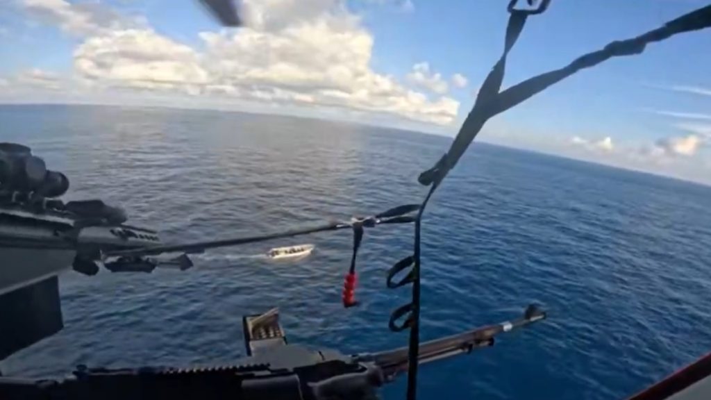 Σκοπευτής της Ακτοφυλακής των ΗΠΑ πυροβολεί ταχύπλοο με κοκαΐνη στον Ειρηνικό – Δείτε το βίντεο