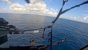 Σκοπευτής της Ακτοφυλακής των ΗΠΑ πυροβολεί ταχύπλοο με κοκαΐνη στον Ειρηνικό – Δείτε το βίντεο