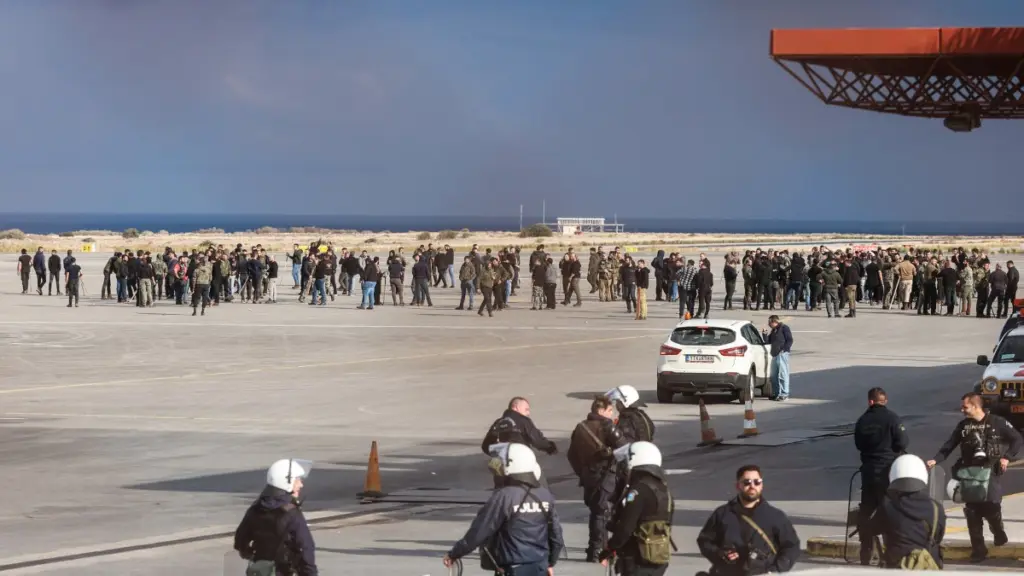 Αγρότες: Χάος στα μπλόκα της Κρήτης – Κλειστά τα αεροδρόμια Ηρακλείου και Χανίων, ακυρώθηκαν πτήσεις (βίντεο)
