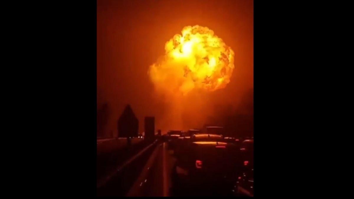 Πανικός σε αυτοκινητόδρομο της Ιταλίας – Βυτιοφόρο με υγροποιημένο αέριο συγκρούστηκε με φορτηγό, δείτε βίντεο από την έκρηξη