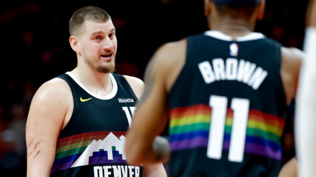 Αποτελέσματα NBA: Σαρωτικός Γιόκιτς, συνεχίζουν το εκτός έδρας σερί νικών οι Νάγκετς – Νίκη-θρίλερ για τους Ρόκετς