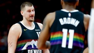 Αποτελέσματα NBA: Σαρωτικός Γιόκιτς, συνεχίζουν το εκτός έδρας σερί νικών οι Νάγκετς – Νίκη-θρίλερ για τους Ρόκετς