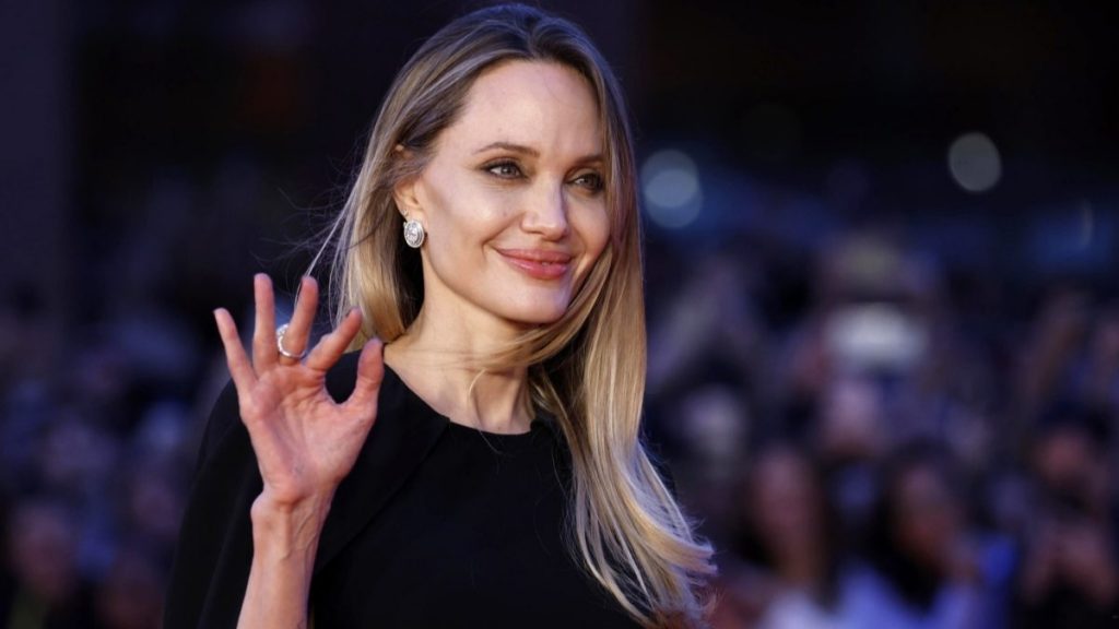 Αντζελίνα Τζολί: Ποζάρει στο γαλλικό ΤΙΜΕ και αποκαλύπτει για πρώτη φορά την ουλή της, 12 χρόνια μετά τη μαστεκτομή