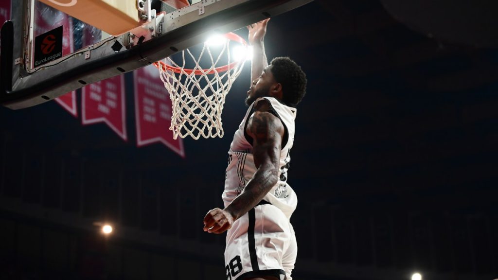 Ολυμπιακός: “Αυτή είναι η πρόταση του στον Ταρίκ Τζόουνς” – Τι λένε δημοσιεύματα από την Σερβία