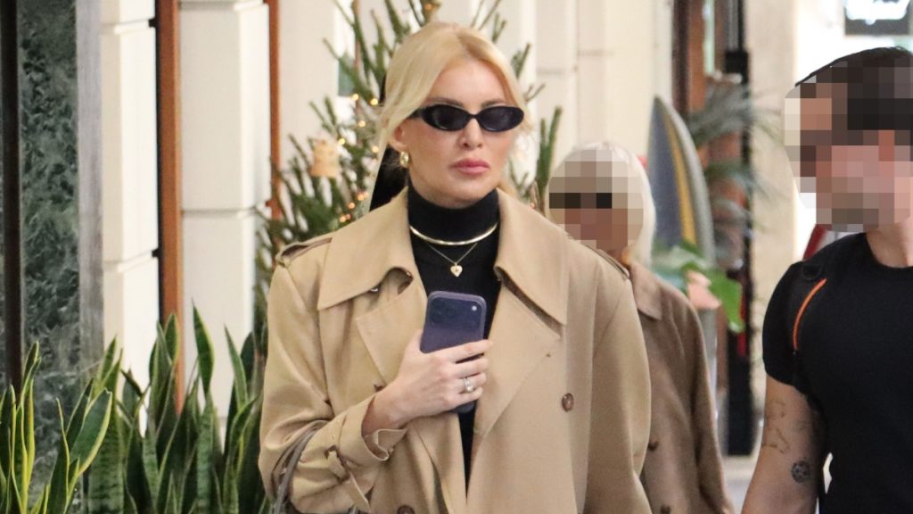 Κατερίνα Καινούργιου: Με stylish καμπαρντίνα στο κέντρο της Αθήνας, στον 5ο μήνα της εγκυμοσύνης της