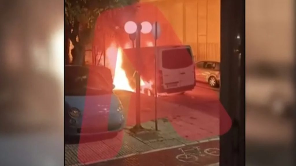 Καισαριανή: Εμπρηστική επίθεση με στόχο εταιρία διανομών – Κάηκαν φορτηγά και αυτοκίνητα (Βίντεο)