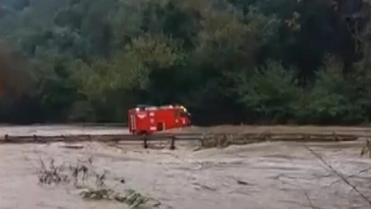 Κακοκαιρία Byron: Αυτοκίνητο “κόλλησε” σε ρέμα – Δεκάδες επιχειρήσεις απεγκλωβισμού (Βίντεο)