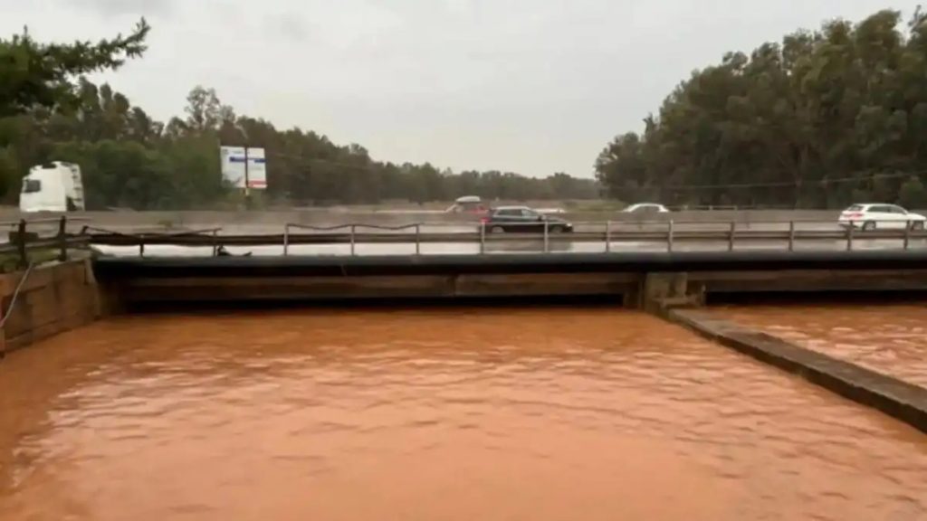 Κακοκαιρία Byron: Συναγερμός στην Ελευσίνα – Οριακή η στάθμη του Σαρανταπόταμου