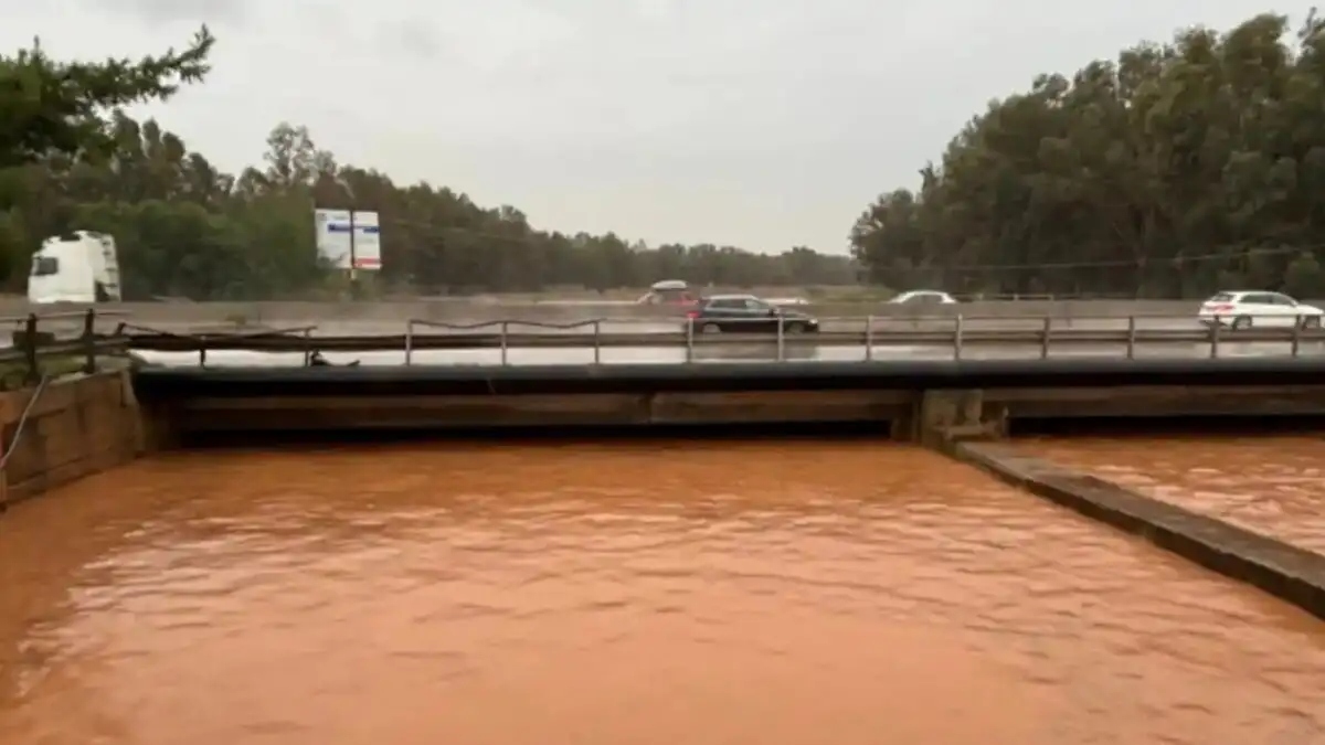 Κακοκαιρία Byron: Συναγερμός στην Ελευσίνα – Οριακή η στάθμη του Σαρανταπόταμου (Βίντεο)