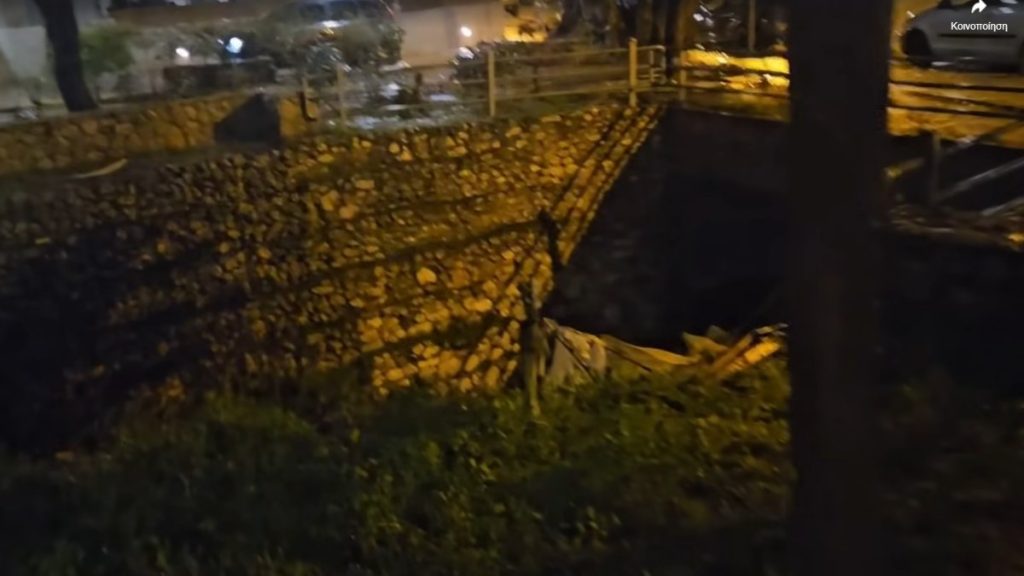 Χαλάνδρι: Πάρκαραν τα ΙΧ τους σε γέφυρα που βρίσκεται πάνω από ποτάμι – Οργισμένη αντίδραση του δημάρχου