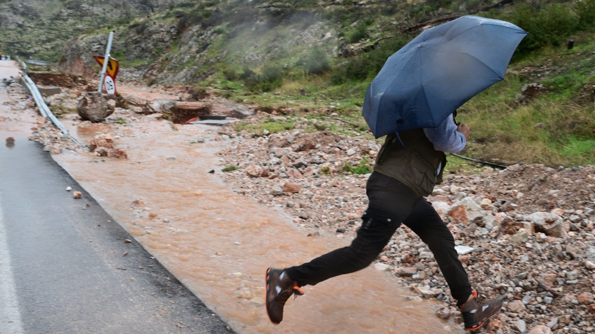 Έως αύριο το μεσημέρι η κακοκαιρία Byron με βροχές μεγάλης έντασης και διάρκειας – Οι “κόκκινες” περιοχές