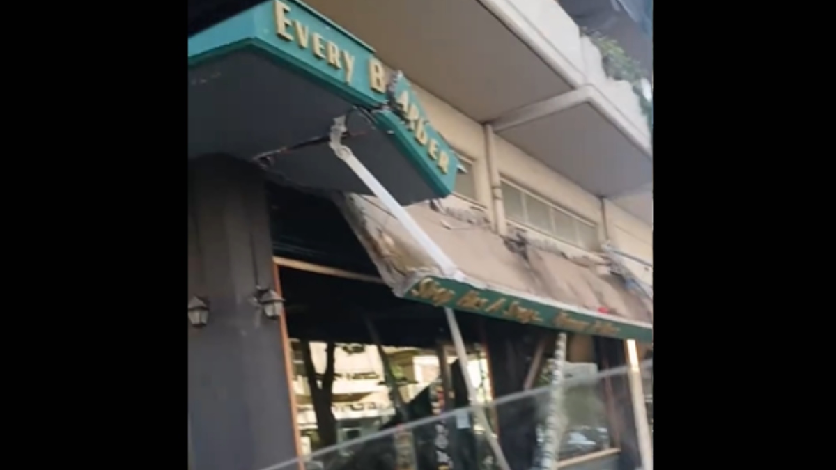 Καλαμάτα: Τσιμεντένιο υπόστεγο μπαρμπέρικου “κρεμάστηκε” πάνω από πεζοδρόμιο (βίντεο)