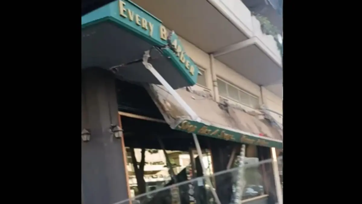 Καλαμάτα: Τσιμεντένιο υπόστεγο μπαρμπέρικου “κρεμάστηκε” πάνω από πεζοδρόμιο (βίντεο)