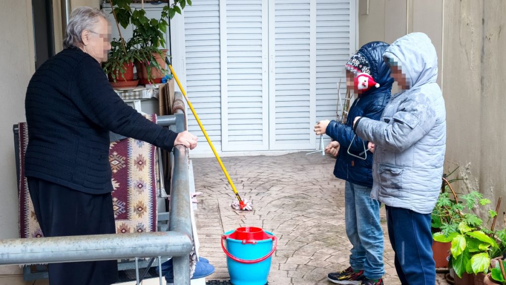 Πάτρα: Ανήλικοι έλεγαν κάλαντα και έκλεβαν ρούχα και παπούτσια