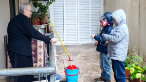Πάτρα: Ανήλικοι έλεγαν κάλαντα και έκλεβαν ρούχα και παπούτσια