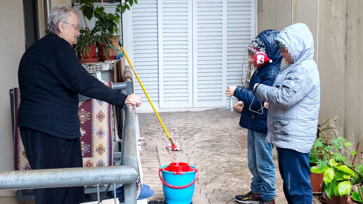 Πάτρα: Ανήλικοι έλεγαν κάλαντα και έκλεβαν ρούχα και παπούτσια
