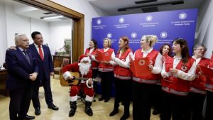 Χριστουγεννιάτικα κάλαντα από εθελοντές του Ελληνικού Ερυθρού Σταυρού στον Υπουργό Υγείας Άδωνι Γεωργιάδη