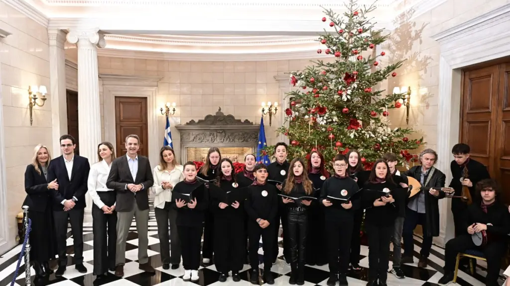Μητσοτάκης: Τα χριστουγεννιάτικα κάλαντα στο Μέγαρο Μαξίμου – Ντύθηκε Άγιος Βασίλης ο Πίνατ (εικόνες + βίντεο)