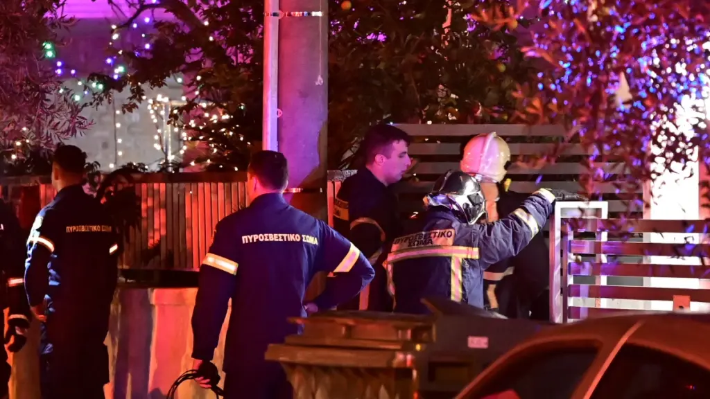 Τραγωδία στην Καλλιθέα – Εντοπίστηκαν δυο απανθρακωμένοι σοροί από τη φωτιά που ξέσπασε σε διαμέρισμα