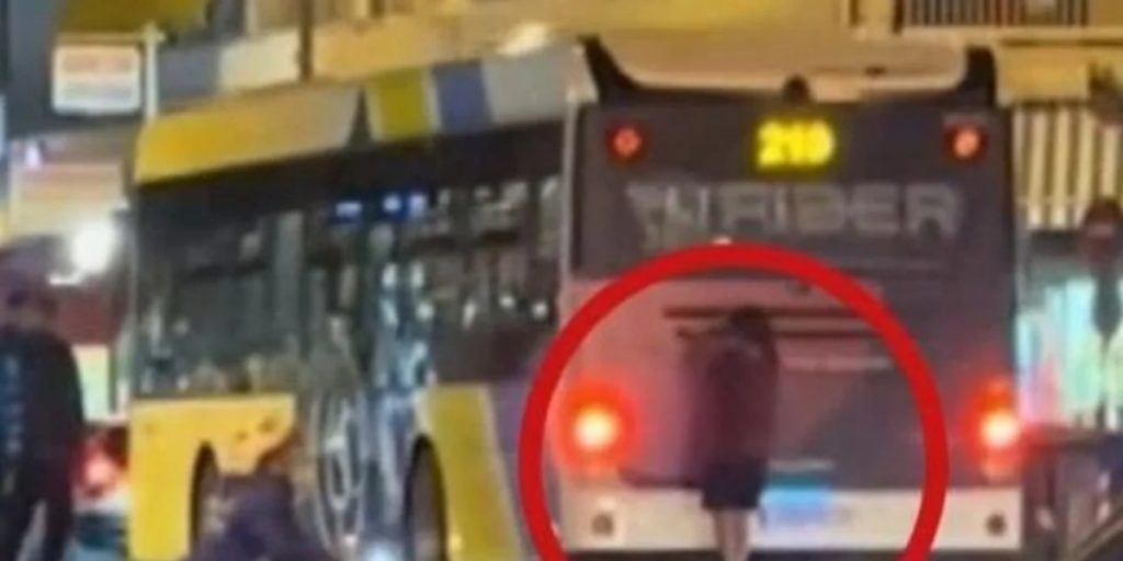 Καλλιθέα: Νεαρός με πατίνι «γατζώθηκε» σε κινούμενο λεωφορείο (Βίντεο)