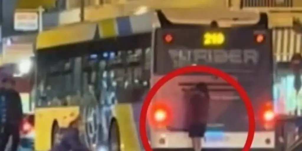 Καλλιθέα: Νεαρός με πατίνι «γατζώθηκε» σε κινούμενο λεωφορείο (Βίντεο)