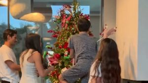 Γιώργος Καράβας: Στόλισε χριστουγεννιάτικο δέντρο με την οικογένεια του – Το “ατύχημα” που είχαν