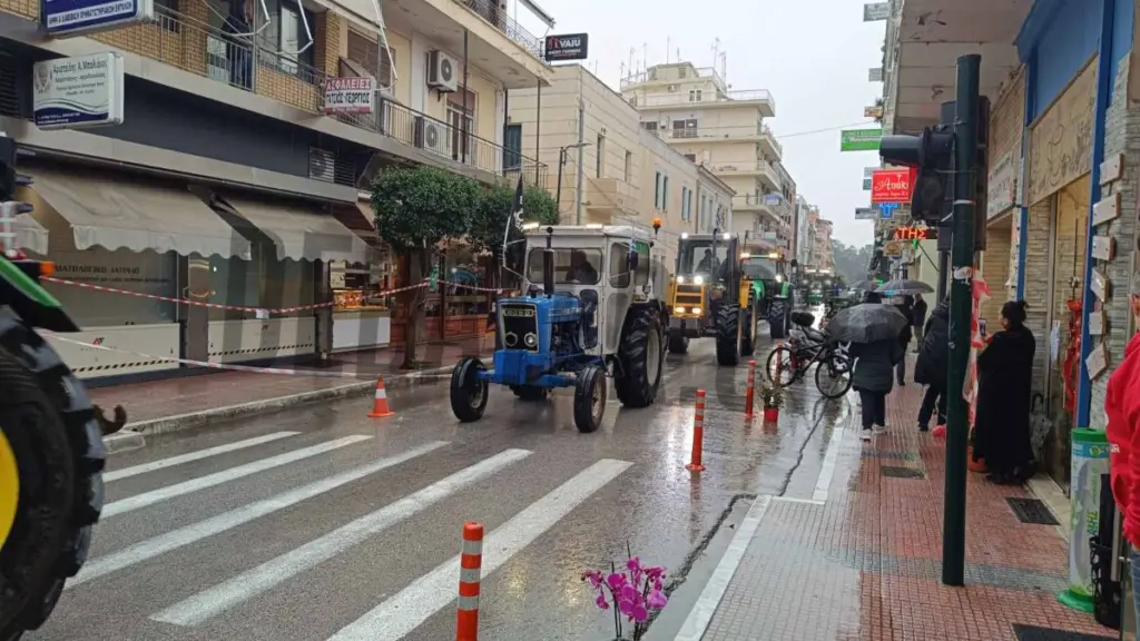 Καρδίτσα: Μηχανοκίνητη πορεία αγροτών στο κέντρο της πόλης και διαμαρτυρία έξω από τα δικαστήρια (βίντεο)