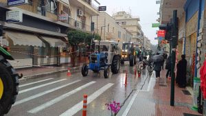 Καρδίτσα: Μηχανοκίνητη πορεία αγροτών στο κέντρο της πόλης και διαμαρτυρία έξω από τα δικαστήρια (βίντεο)