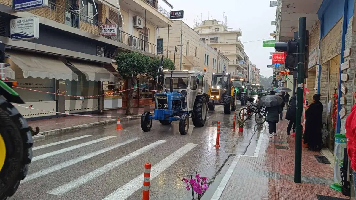 Καρδίτσα: Μηχανοκίνητη πορεία αγροτών στο κέντρο της πόλης και διαμαρτυρία έξω από τα δικαστήρια (βίντεο)