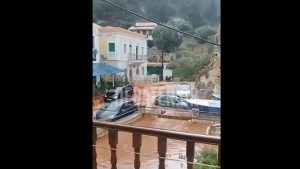 Το Καστελλόριζο “βάφτηκε κόκκινο” από την κακοκαιρία Byron – Σε κατάσταση έκτακτης ανάγκης θα κηρυχθεί το νησί (βίντεο)