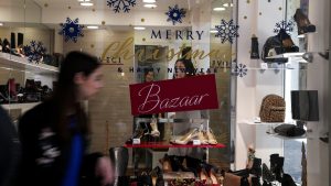 Ξεκινάει αύριο το εορταστικό ωράριο – Ποιες ώρες θα είναι ανοιχτά τα καταστήματα