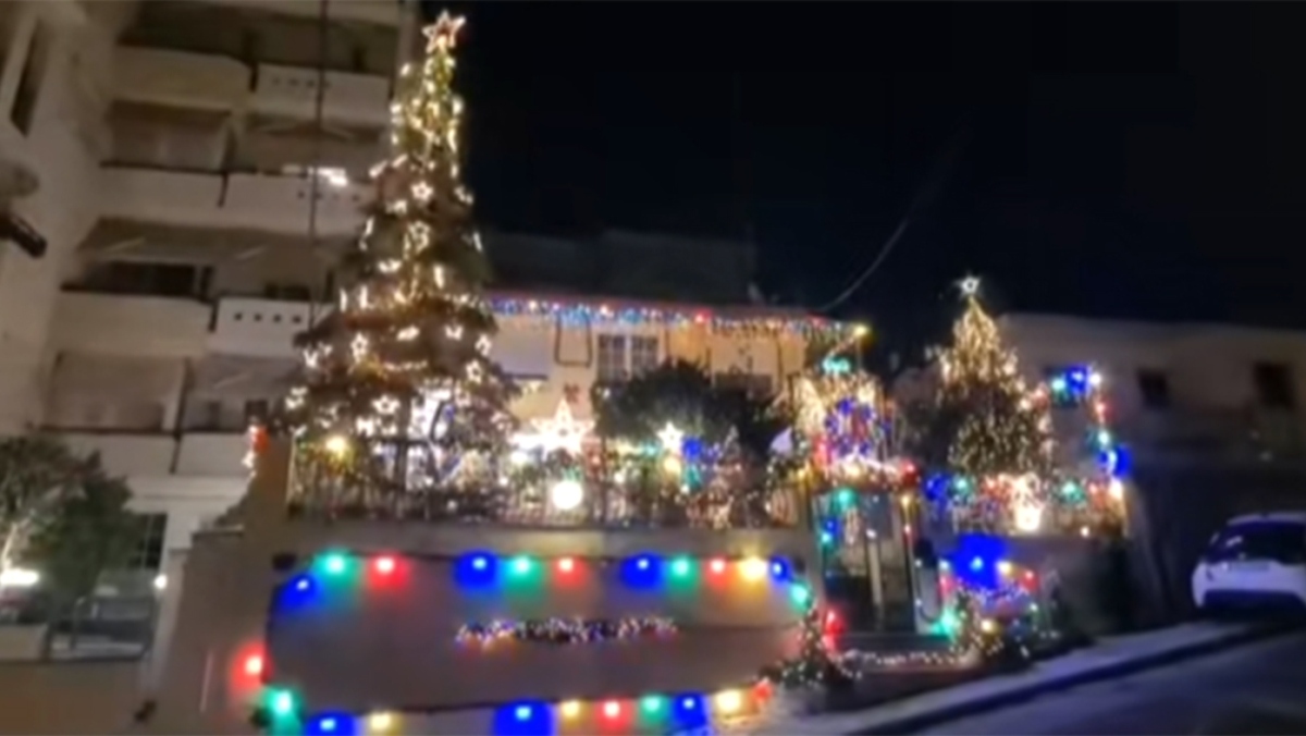 Καβάλα: Η πιο φωτεινή χριστουγεννιάτικη αυλή – Έθιμο οικογένειας εντυπωσιάζει τη γειτονιά (Βίντεο)