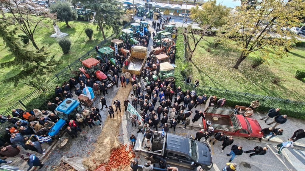 Αγρότες: Πέταξαν άχυρα και ντομάτες μέσα και έξω από το κτίριο της ΑΑΔΕ στη Καβάλα (βίντεο)