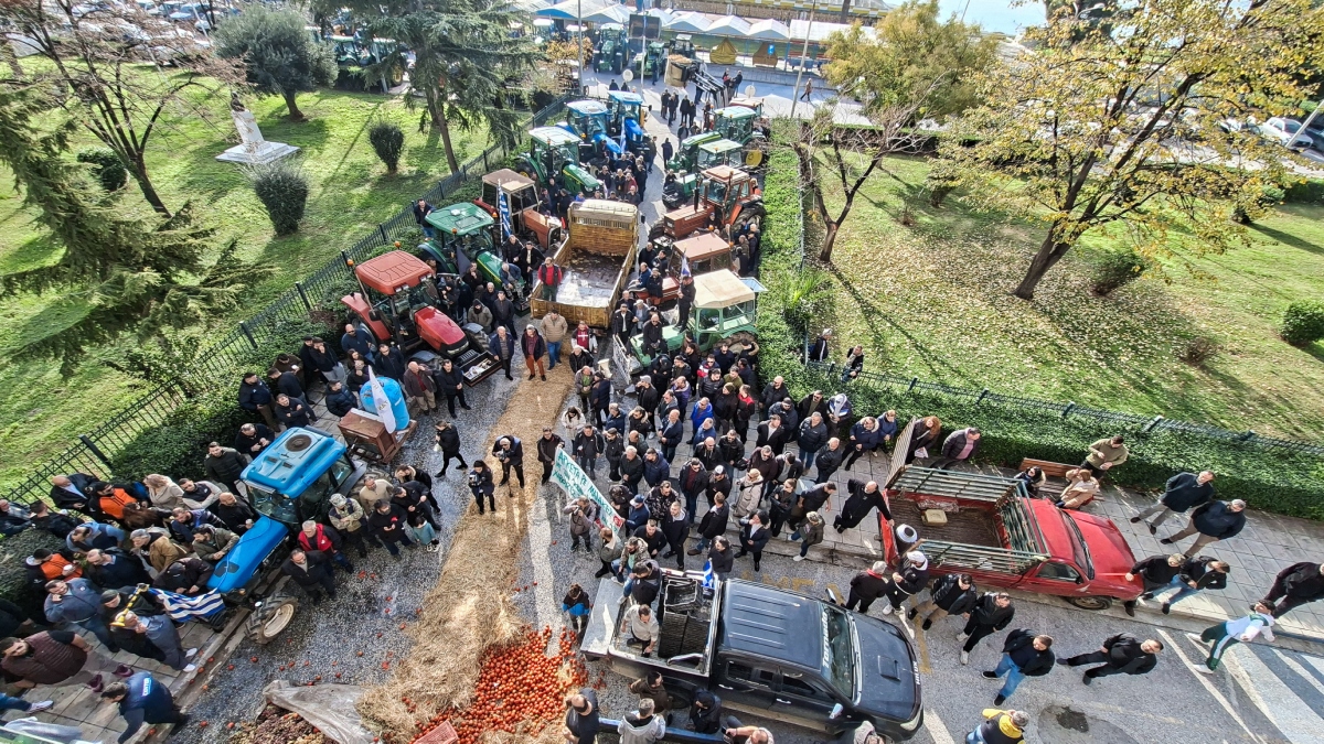 Αγρότες: Πέταξαν άχυρα και ντομάτες μέσα και έξω από το κτίριο της ΑΑΔΕ στη Καβάλα (βίντεο)